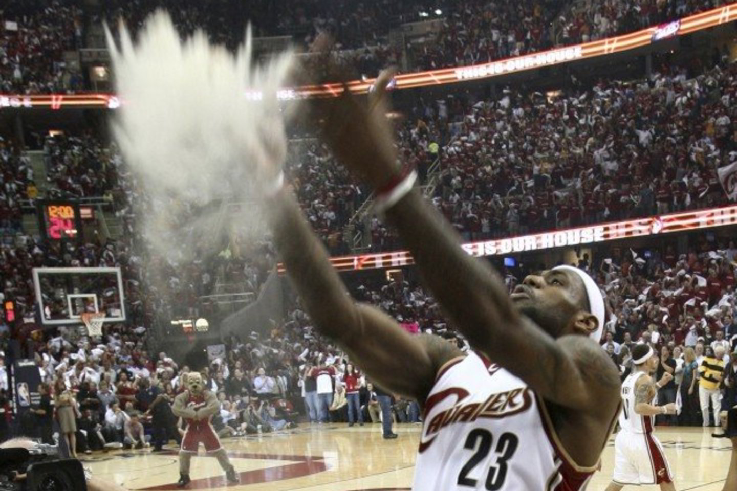 LeBronas Jamesas Klivlendo komandai pelnė 14 taškų.