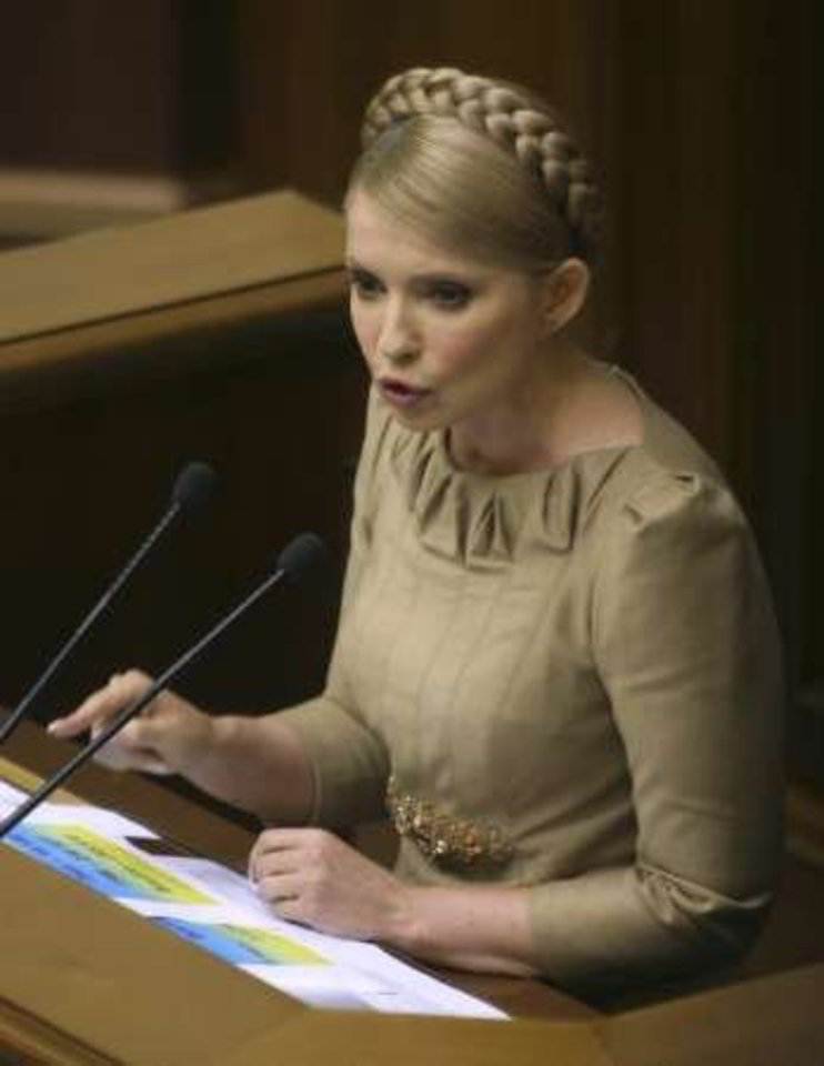 Nuo 2002 metų J.Tymošenko plaukus nešioja supintus į kasą, kuri apsukta aplink galvą.