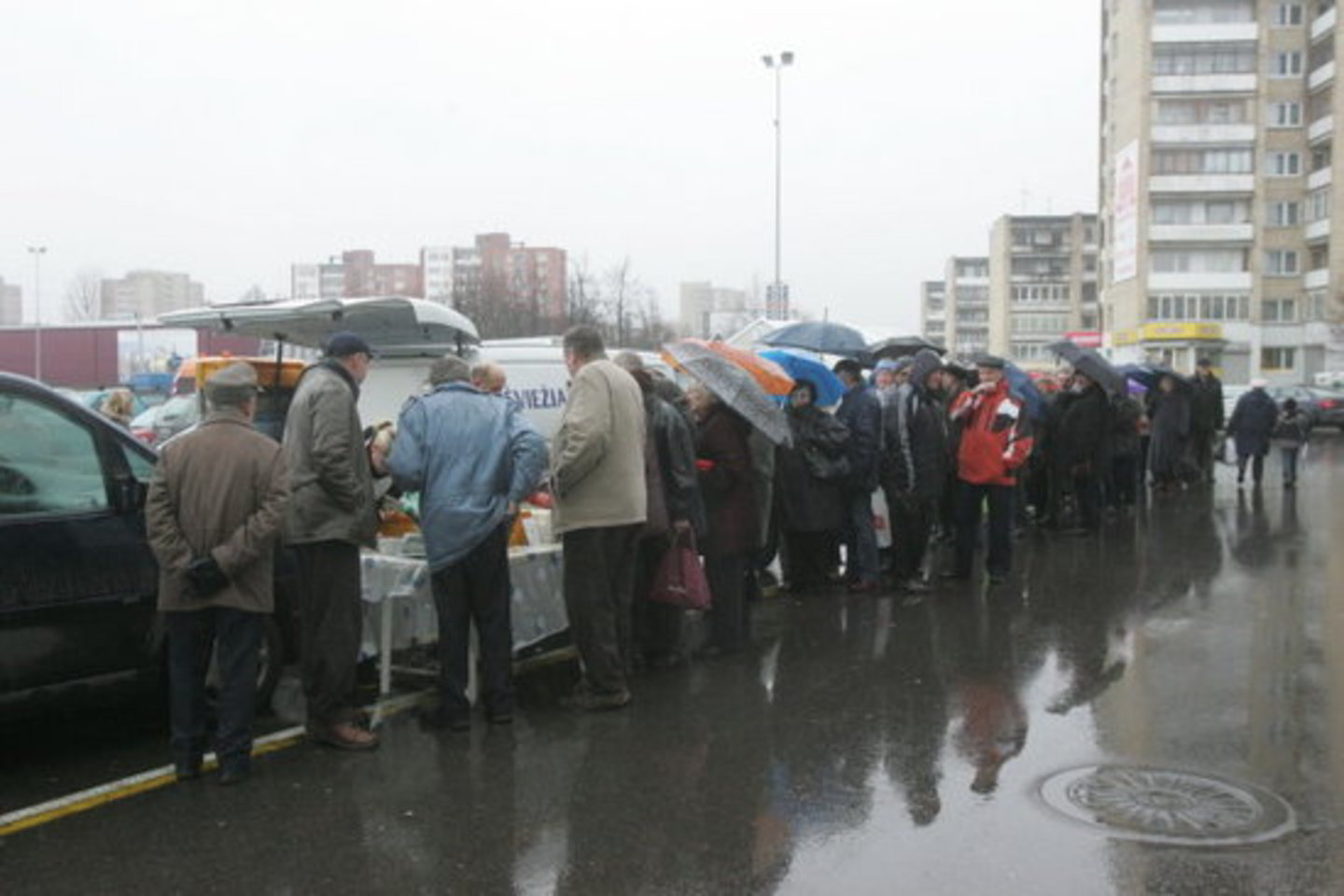 Šviežios žuvies išsikepti sumanę kauniečiai eilėje turėjo laukti daugiau kaip valandą.