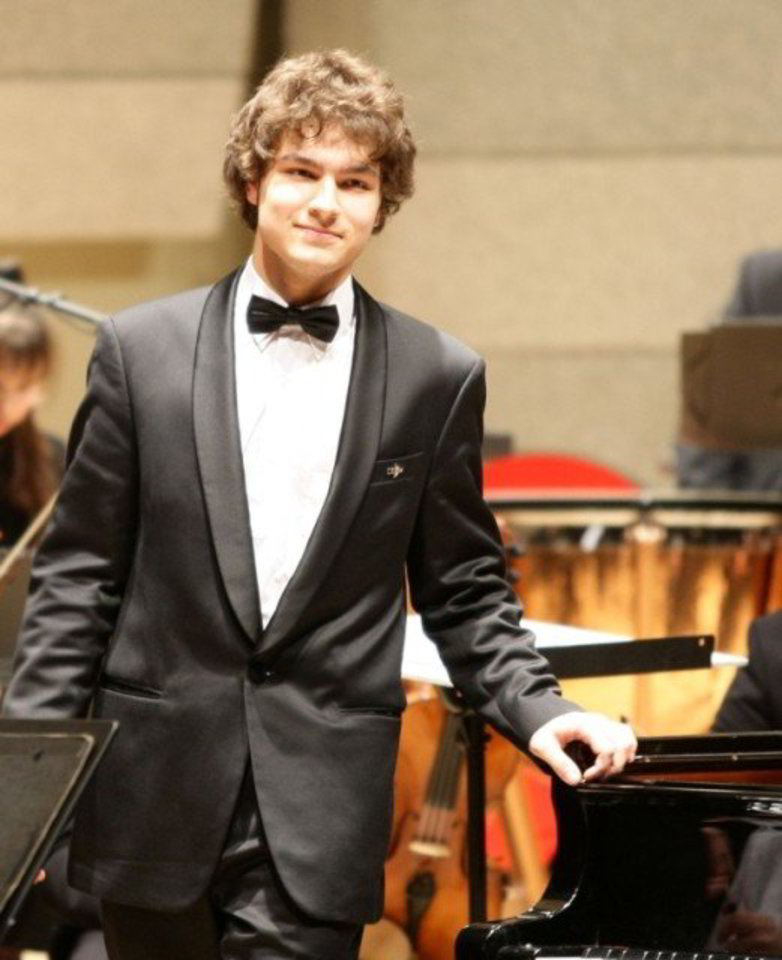 Koncerto solistas pianistas Lukas Geniušas yra trečiosios muzikų kartos atstovas.