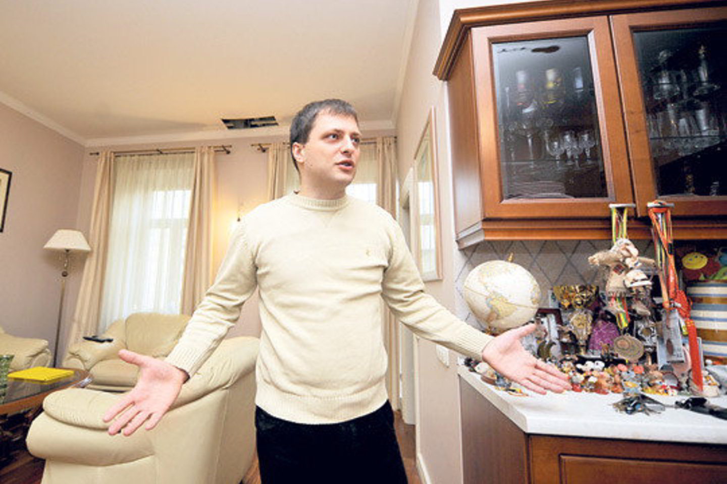 Nors niekas vilniečiui Š.Mardosai negali paaiškinti, ką bendra turi skylė perdangoje tarp jam priklausančių butų ir žemės sklypas po daugiabučiu, jis buvo priverstas išsinuomoti dalį sklypo, kitaip negautų leidimo rekonstrukcijai.