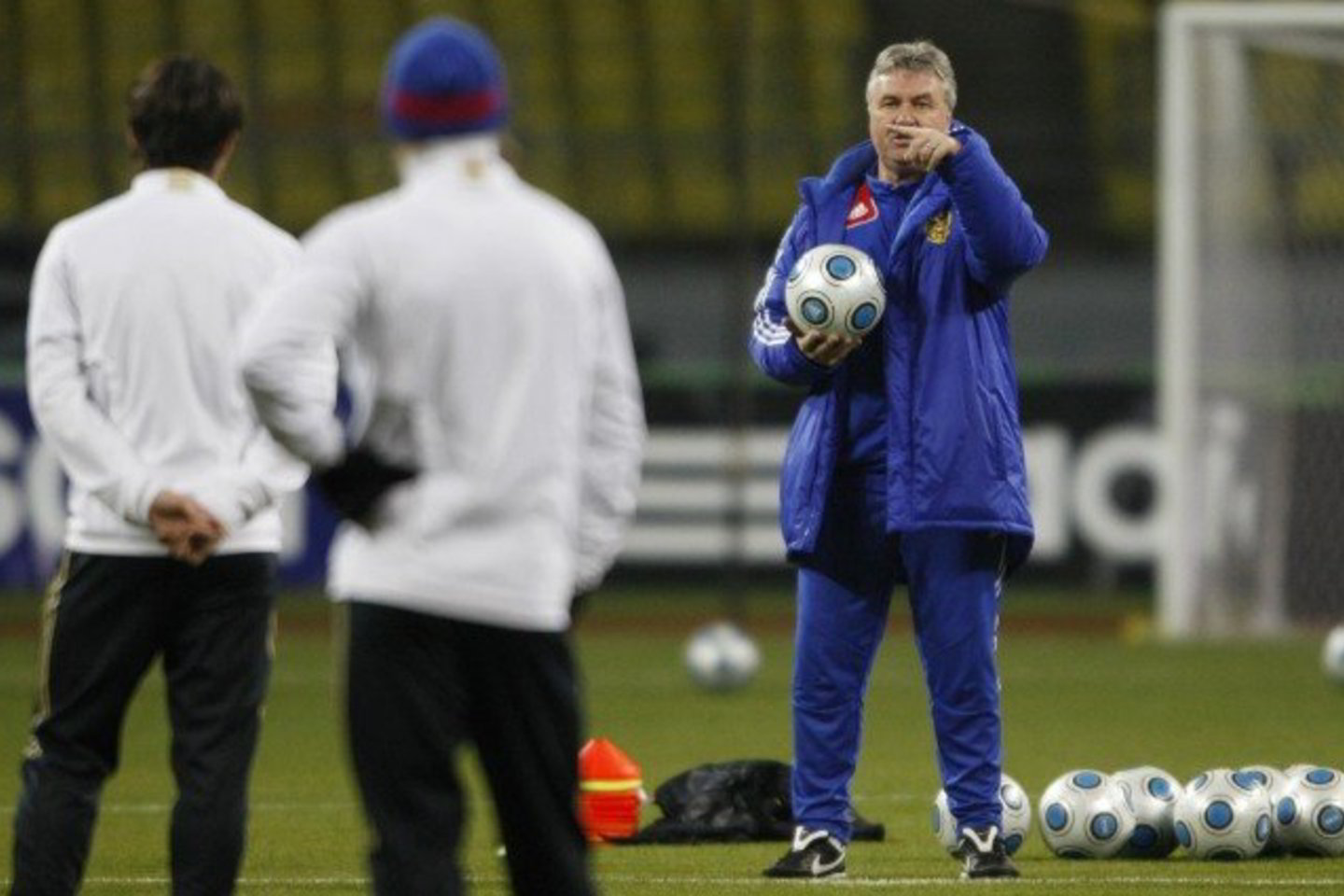 Teigiama, kad G.Hiddinkui nepavyko priversti futbolininkų laikytis drausmės.