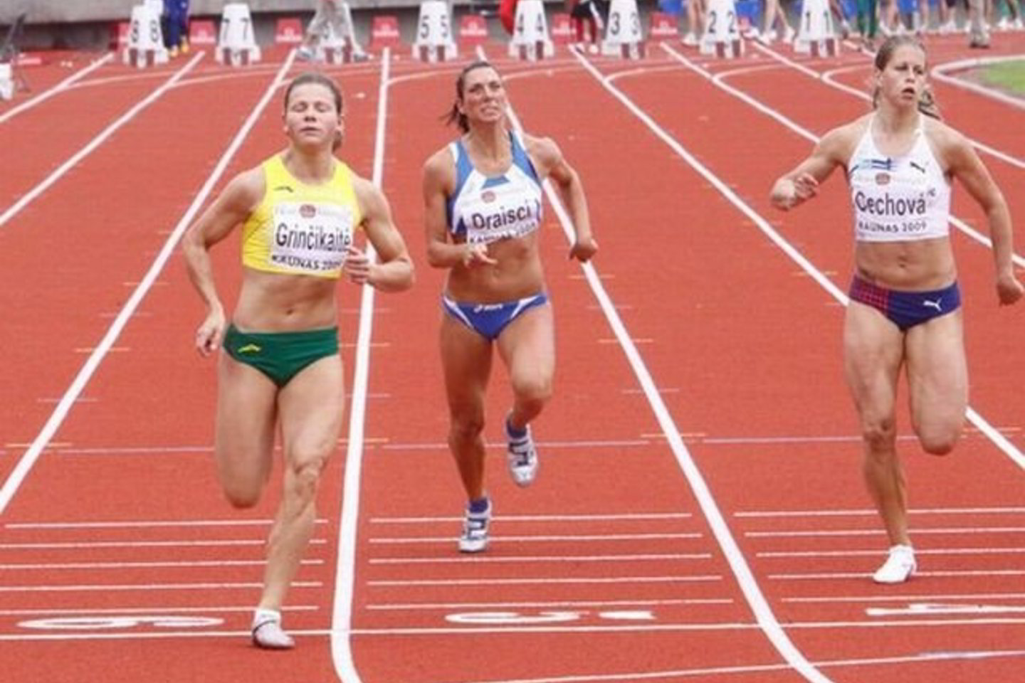 Geriausia Lietuvos lengvaatletė L. Grinčikaitė šiemet triumfavo 100 m distancijoje Serbijoje vykusiose 25-osiose pasaulio studentų vasaros žaidynėse (universiadoje) ir Europos jaunimo (iki 23 metų) čempionate Kaune.