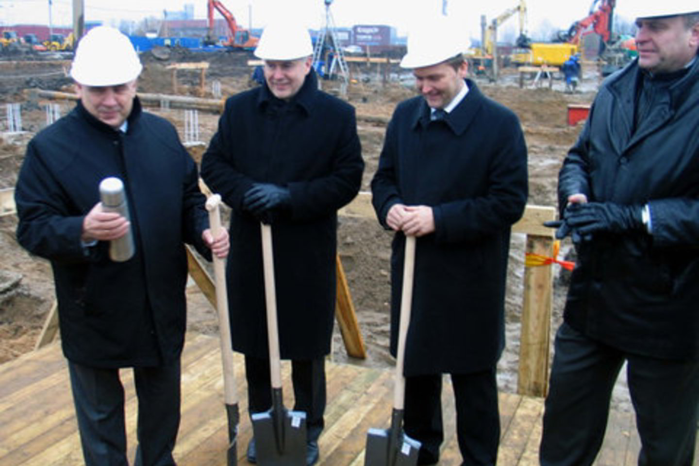 Klaipėdos pramogų ir sporto arenos statybvietėje į betoną nuleista simbolinė kapsulė su laišku ateities kartoms.