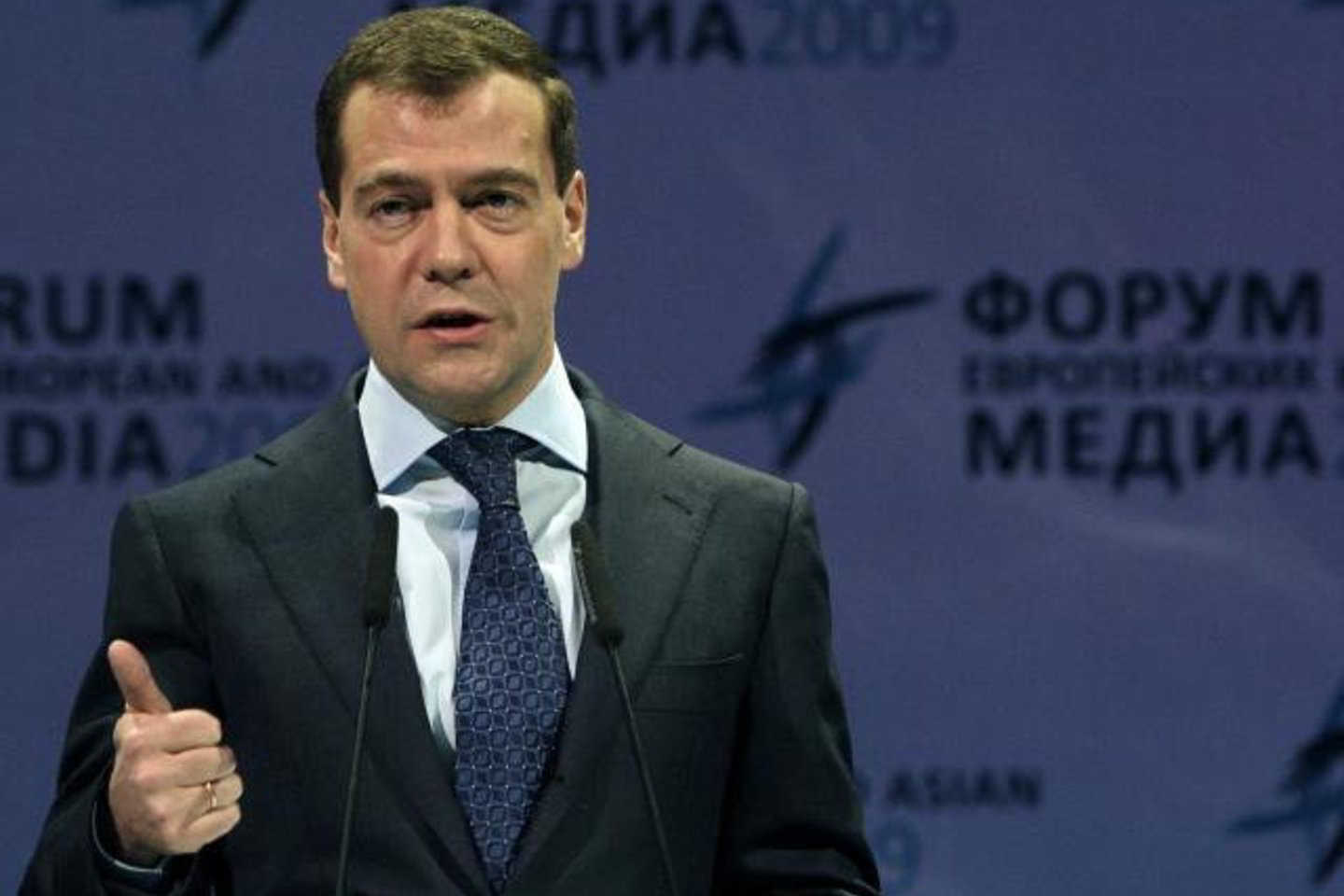 D.Medvedevas sako, kad kartais reikia peržengti ideologinius stereotipus, „kurie atsirado iki mūsų ir kurie mums apsunkina diskusijas“.