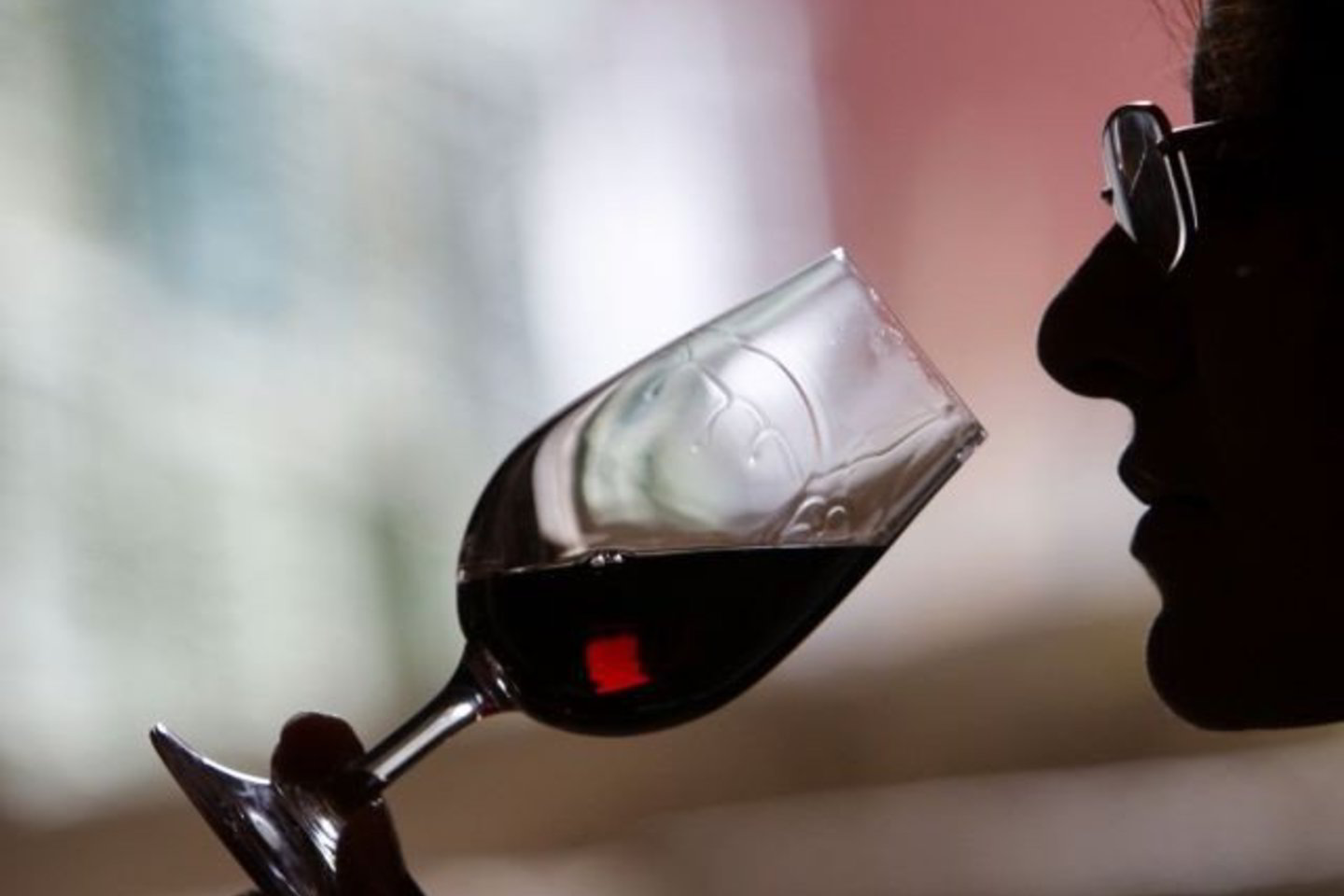 Aukcione buvo parduodami ne tik brangūs kolekciniai alkoholiniai gėrimai, bet ir įprasti vynai iš restorano rūsių, kurių pradinė kaina siekė 10 eurų.