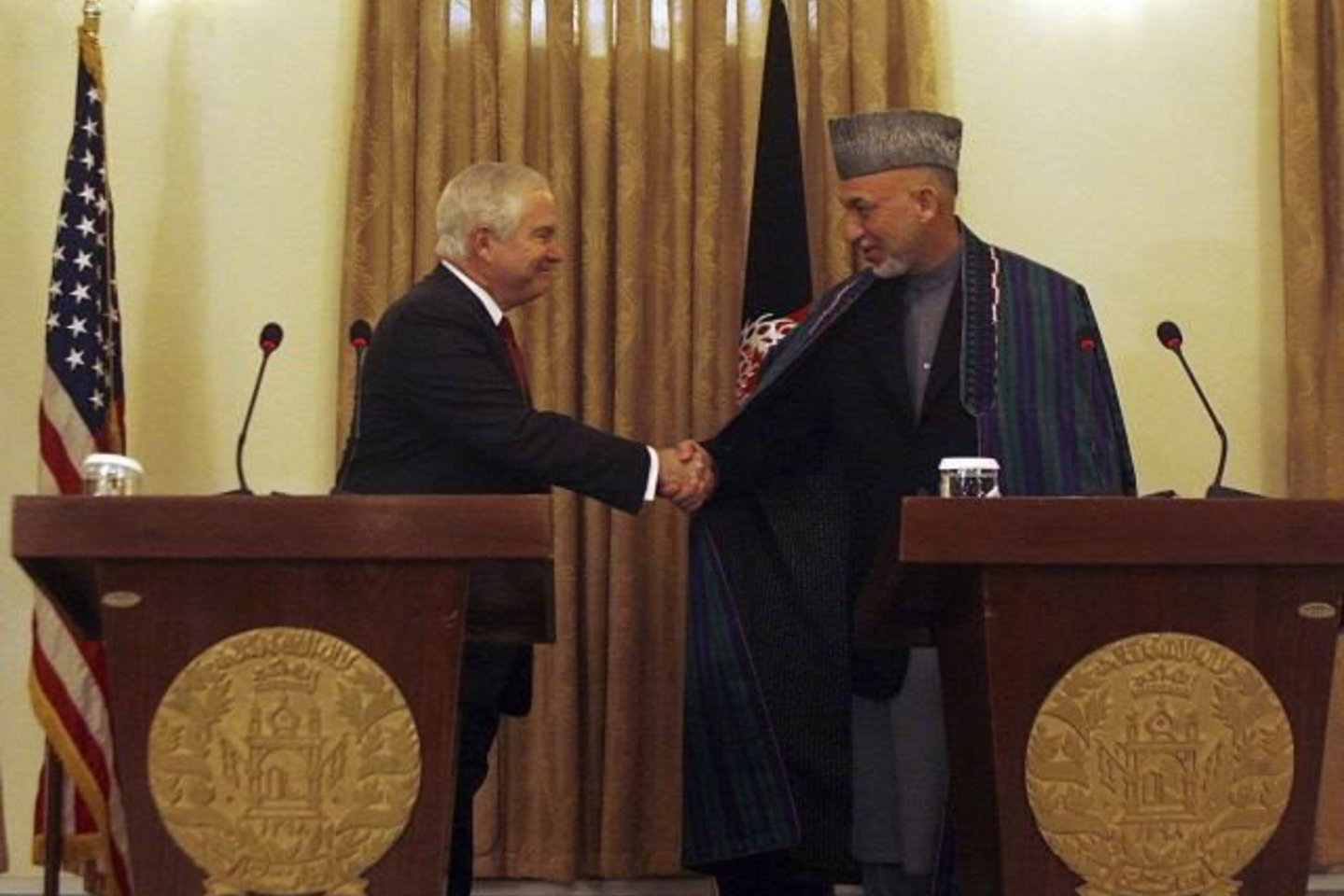 Robertas Gatesas spaudė ranką H.Karzai.