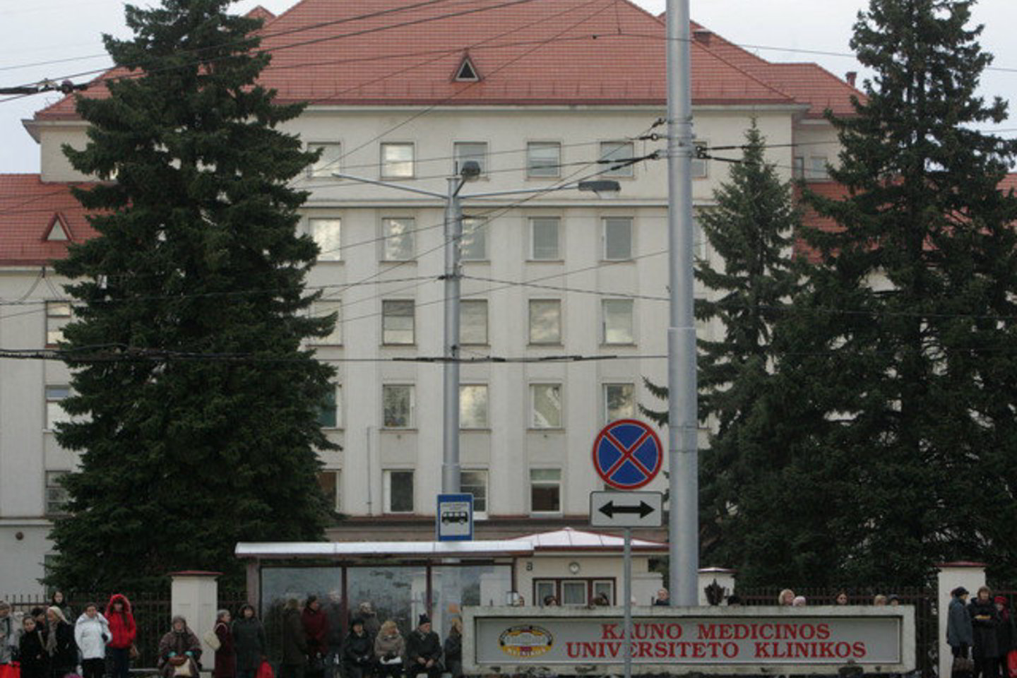 Pareigūnai kol kas negali apklausti stipriai nukentėjusios moters, kuri gydoma Kauno klinikose.