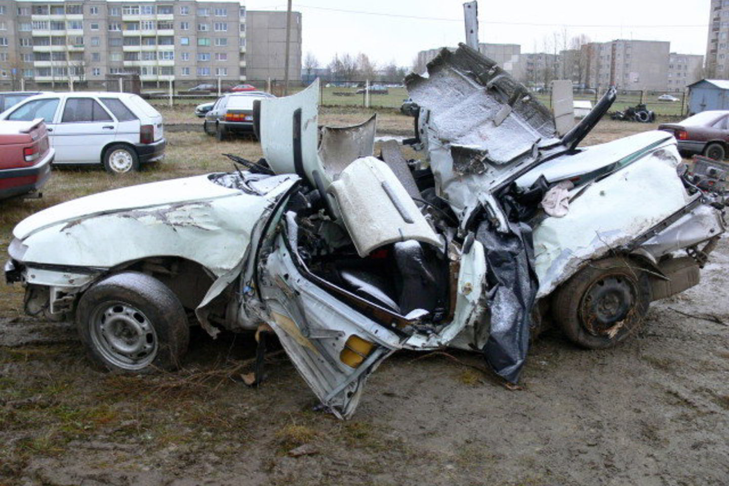 Iš "Opel Calibra" liko metalo laužas