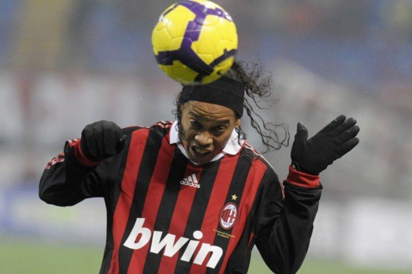 Ronaldinho šiuo metu atstovauja „AC Milan“ komandai