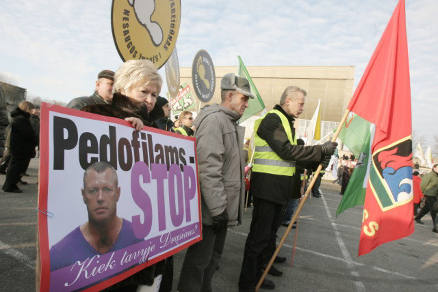Minioje šmėžavo ir plakatai prieš pedofilus.
