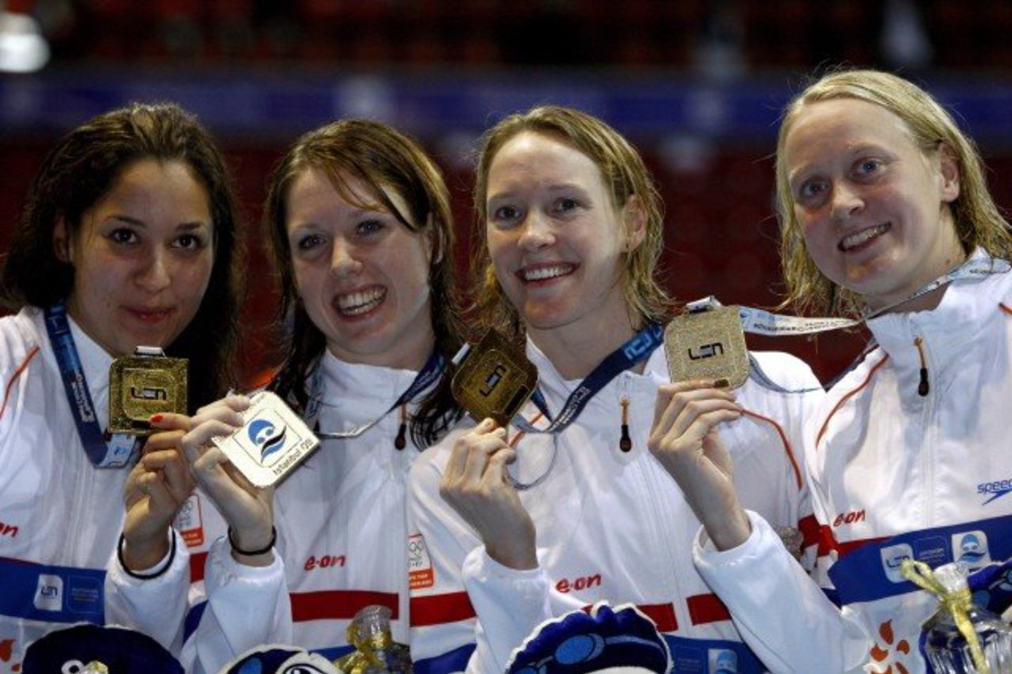 Europos plaukimo trumpajame baseine (25 m) čempionate Olandijos plaukikės (iš kairės) - Ranomi Kromowidjojo, Hinkelien Schreuder, Moniek Nijhuis ir Inge Dekker - 3,04 sek. pagerino pasaulio kompleksinės estafetės 4x50 m rekordą.