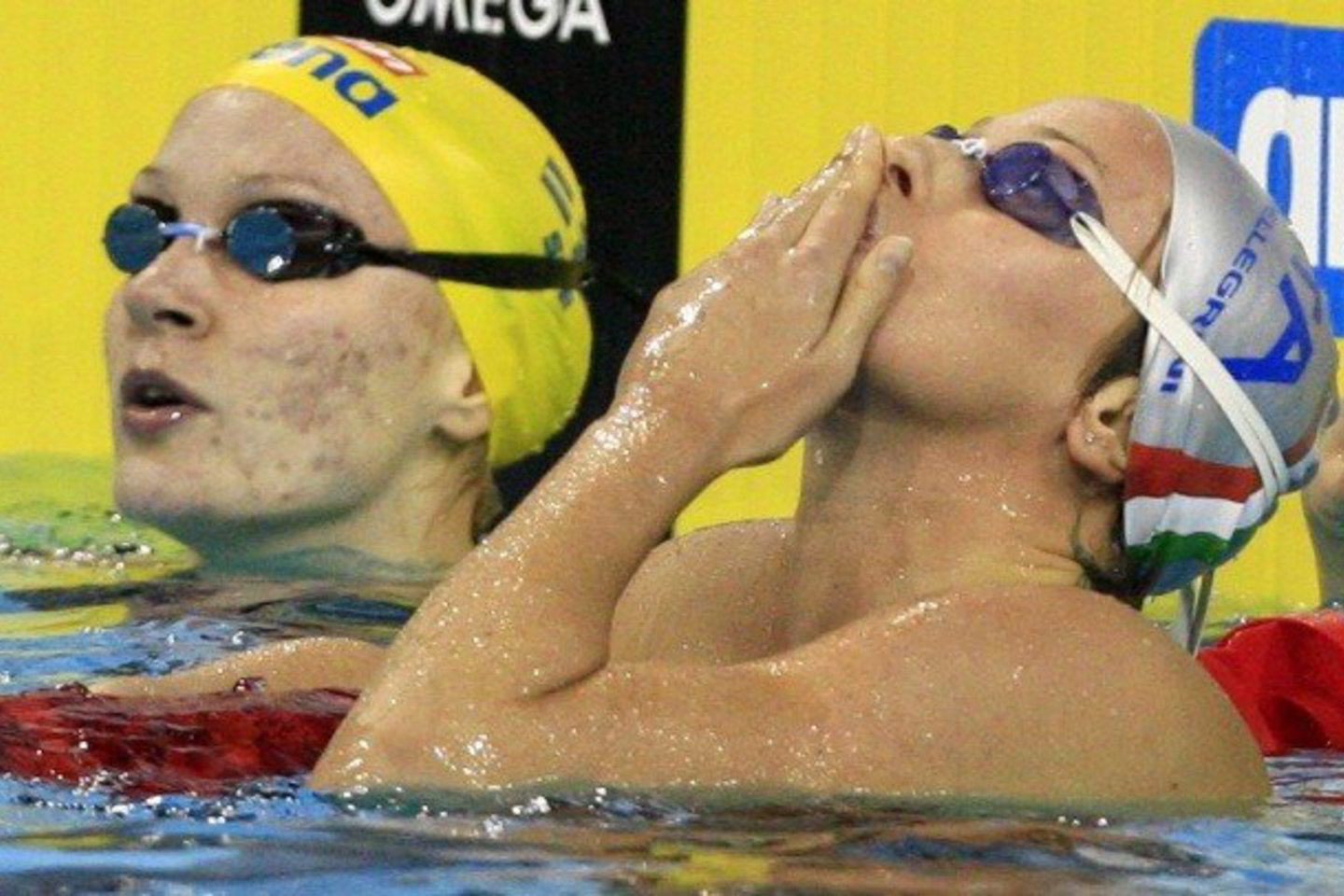 Italė F.Pellegrini (dešinėje) 200 m laisvuoju stiliumi pagerino pasaulio rekordą.