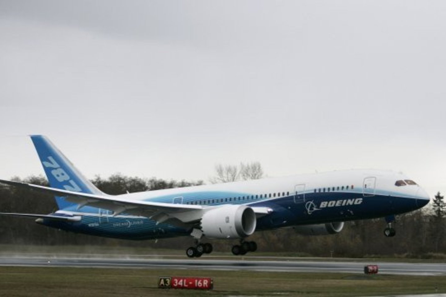 JAV į dangų pakilo naujasis „Boeing's 787 Dreamliner“.