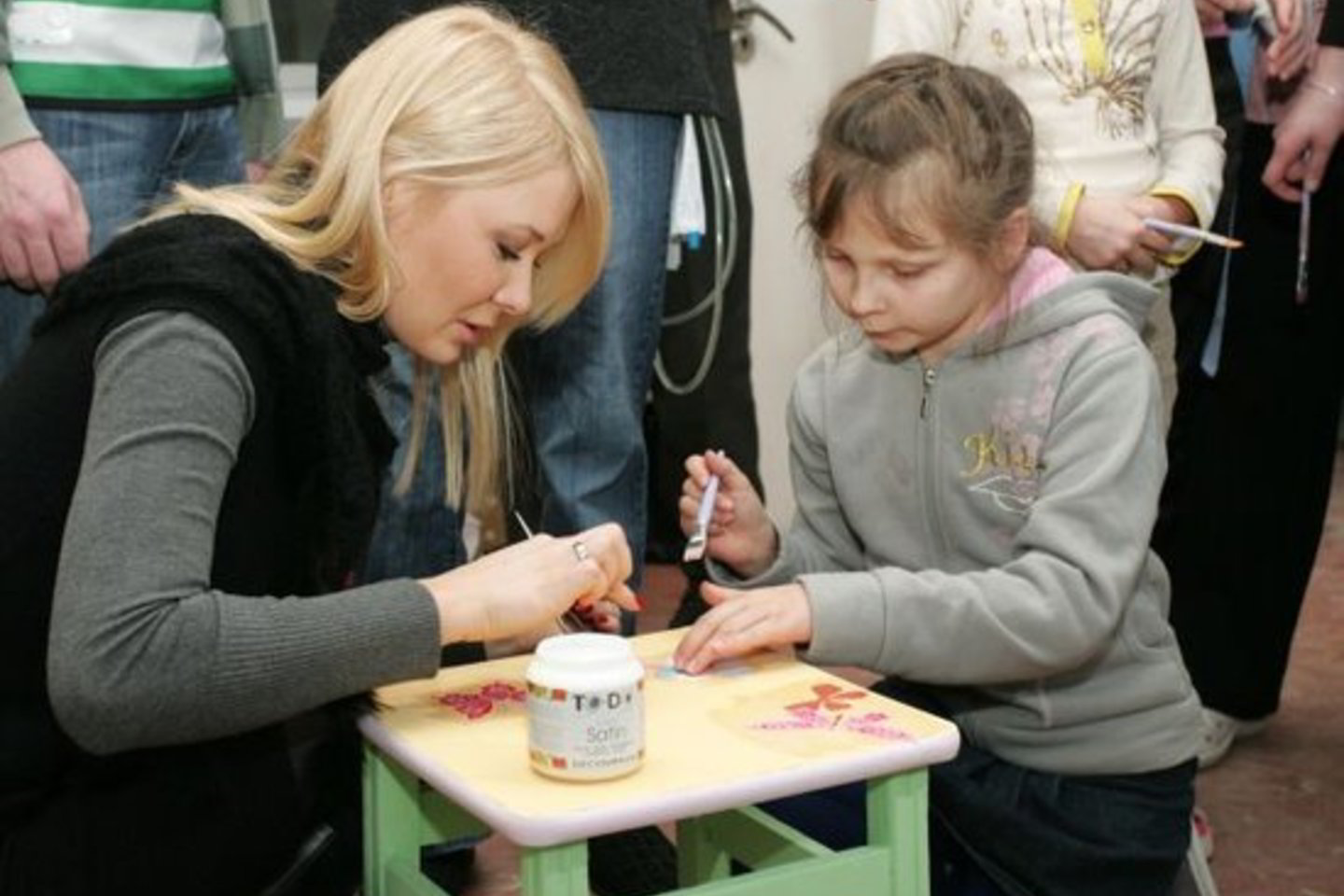 N.Zvonkė demonstravo dekupažo sugebėjimus - kartu su vaikais margino palatos spinteles.