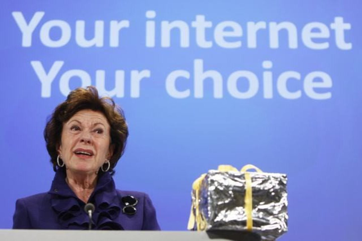 „Šis sprendimas bus naudingas milijonams Europos vartotojų“, - sakė ES konkurencijos komisarė Neelie Kroes.