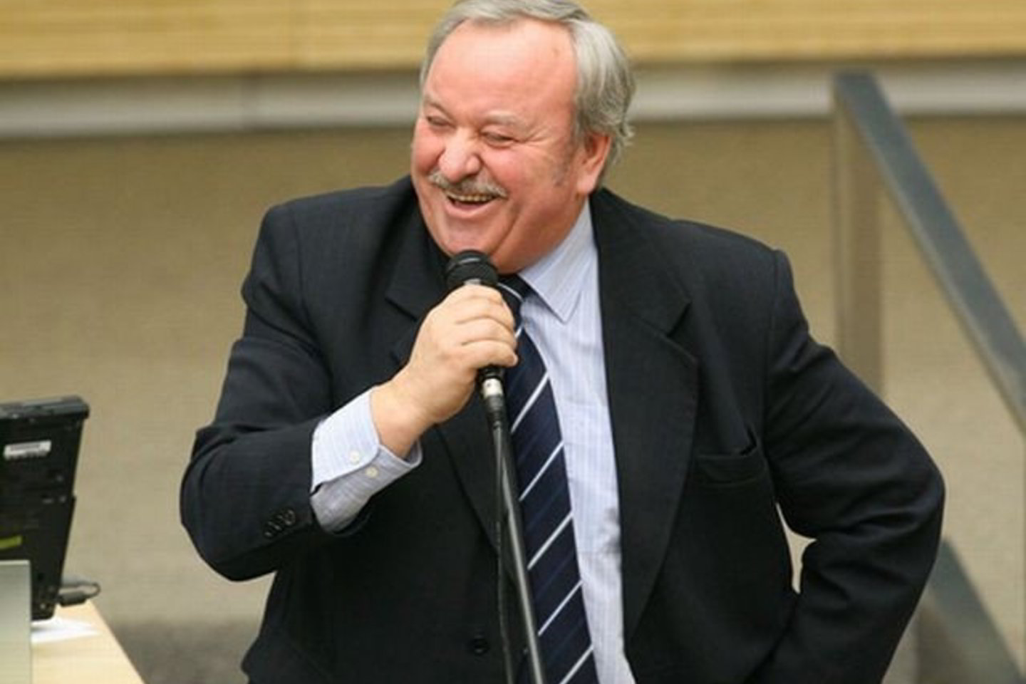Parlamentaras taip pat aiškino nesant jo kaltės, jog Seimo Finansų departamentui du ketvirčius nepateikė ataskaitų už parlamentinei veiklai skirtas lėšas.