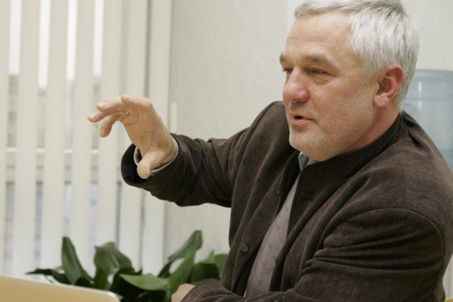 Anot V.Matuzo, atsakymai padėtų Operatyvinės veiklos parlamentinės kontrolės komisijai adekvačiai ir profesionaliai įvertinti situaciją dėl galimų žurnalistų ir politinio pasitikėjimo tarnautojų teisių pažeidimų.