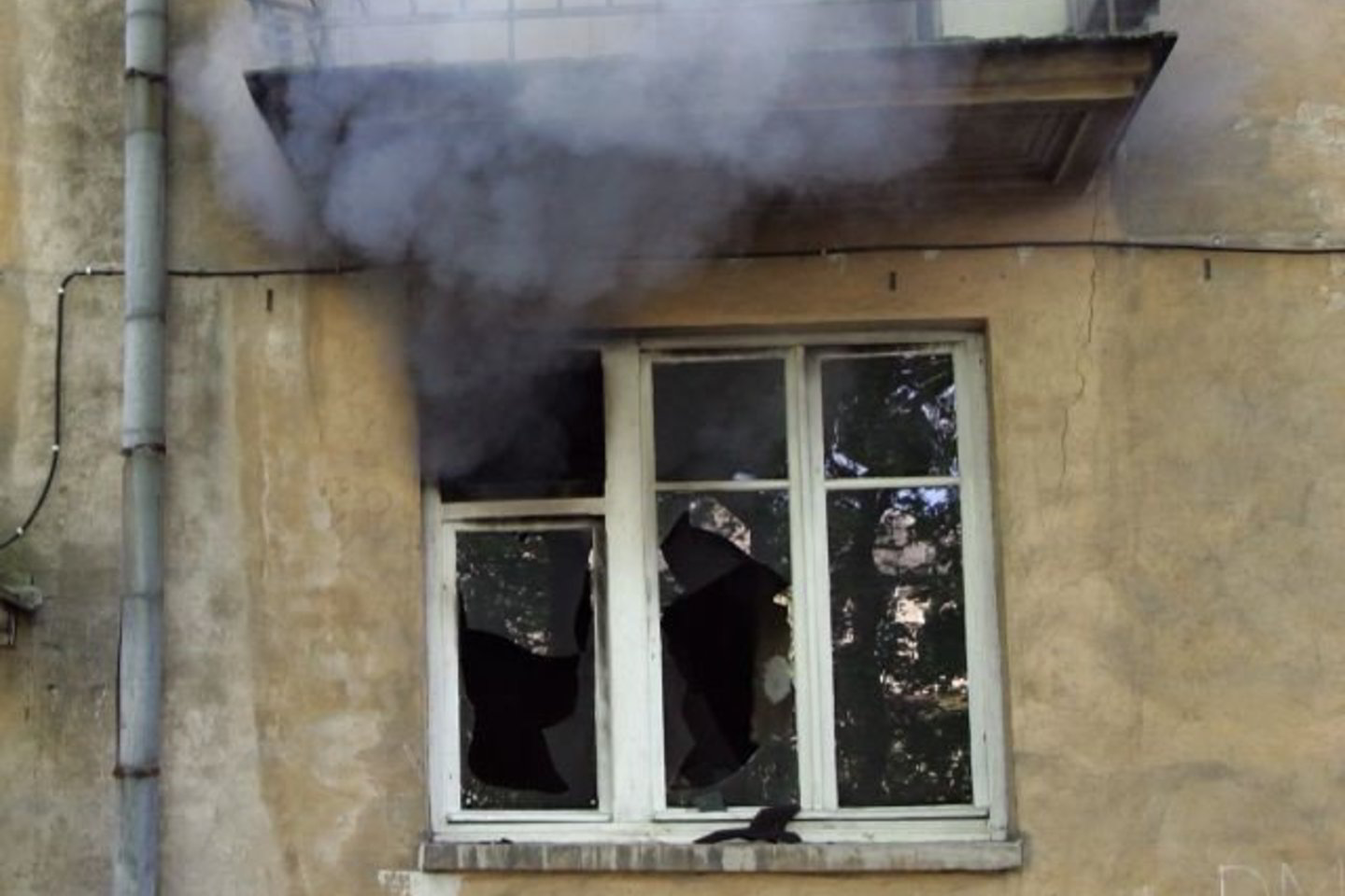 Per gaisrą stipriai aprūko sienos ir lubos, kiti kambario baldai.