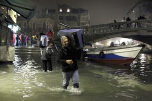 Venecija išgyvena didžiausią metų potvynį (nuotraukos)