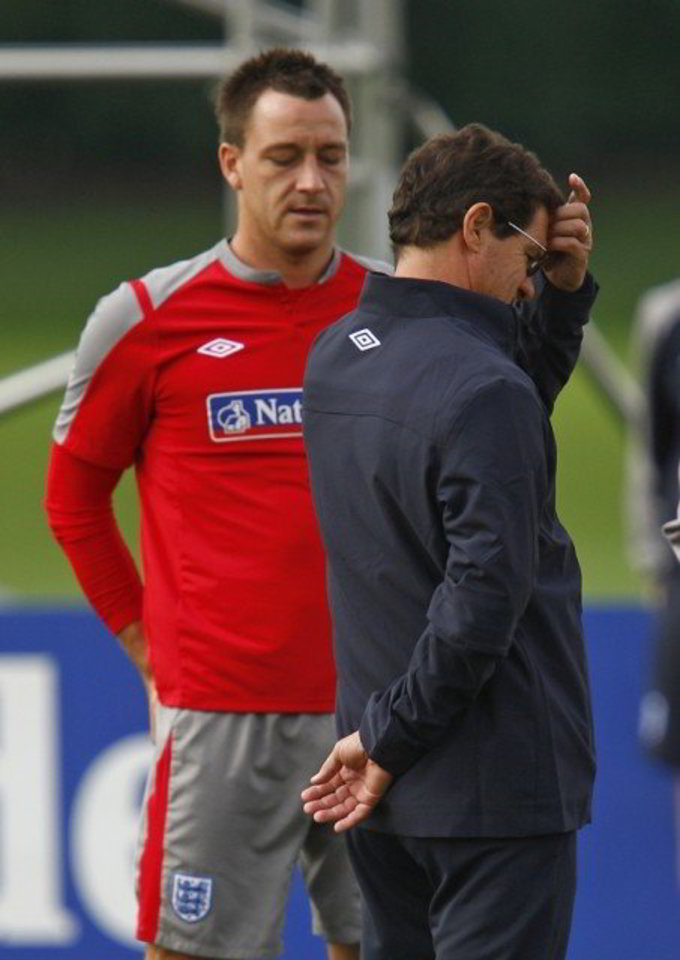 Ar J.Terry ir toliau ryšės Anglijos rinktinės kapitono raištį, spręs ne tik treneris F.Capello (dešinėje), bet ir šalies futbolo ascociacija.