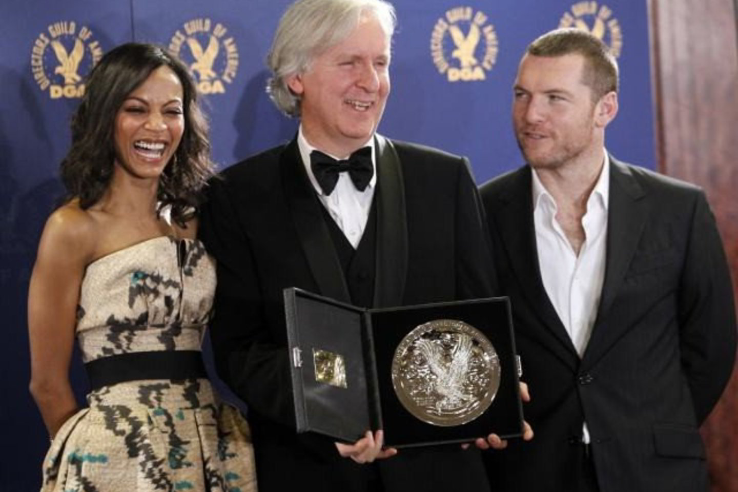 Aktoriai Zoe Saldana, Samas Worthingtonas (dešinėje) ir režisierius Jamesas Cameronas mėgaujasi "Įsikūnijimo" sėkme.