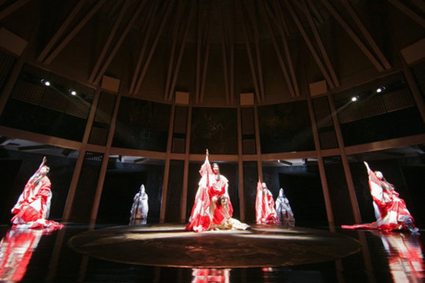 Šis spektaklis – savita Euripido dramos „Bakchantės“ interpretacija, pagrįsta fizinio teatro principais, kai aktoriai maksimaliai pasikliauja kūno kalba.