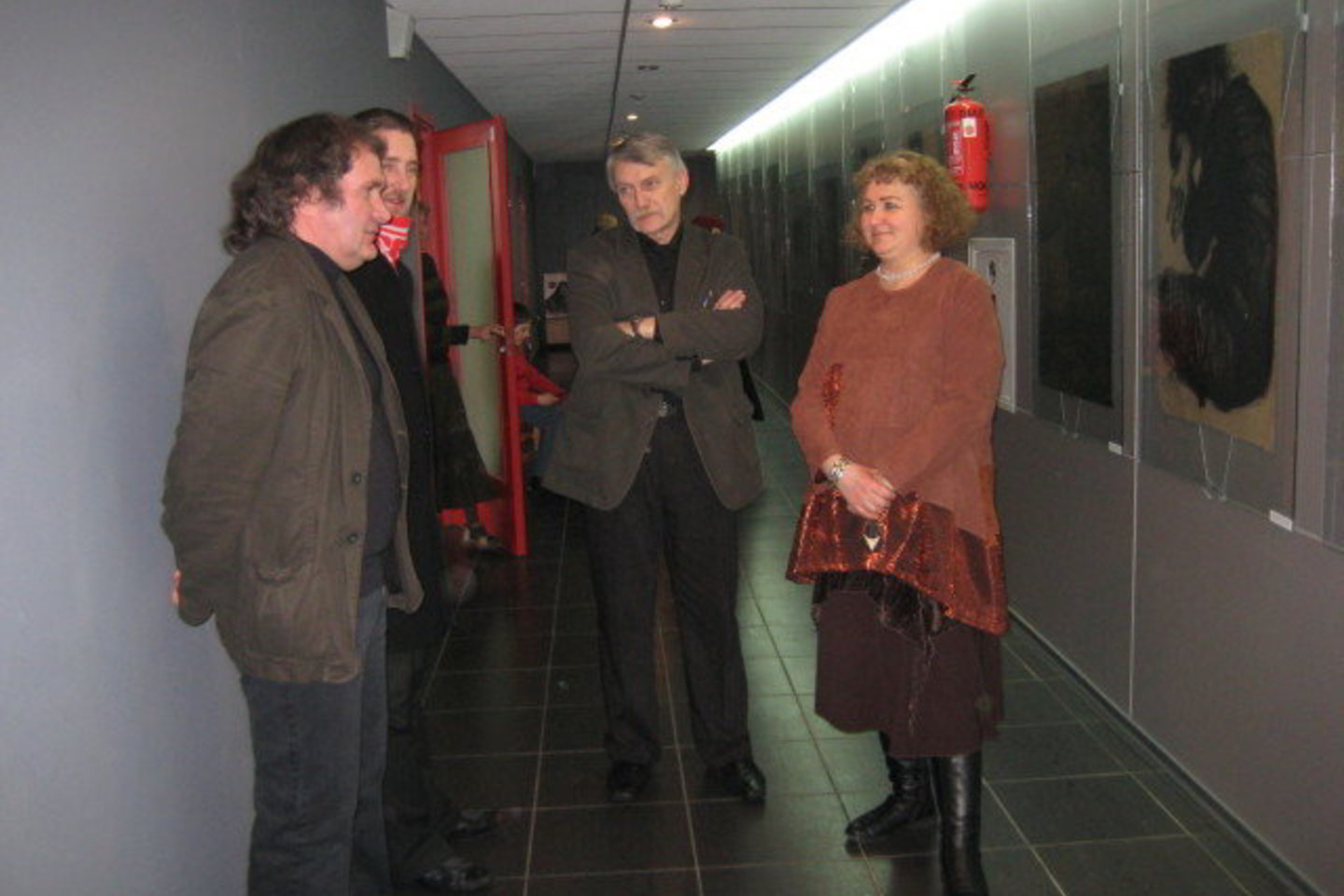 Kauno dailės fakulteto piešimo studijos vadovas docentas R.Mulevičius(kairėje), docentas skulptorius R.Žiupka (centre), Marijampolės dailės mokyklos direktorė E.Ambraziūnaitė.