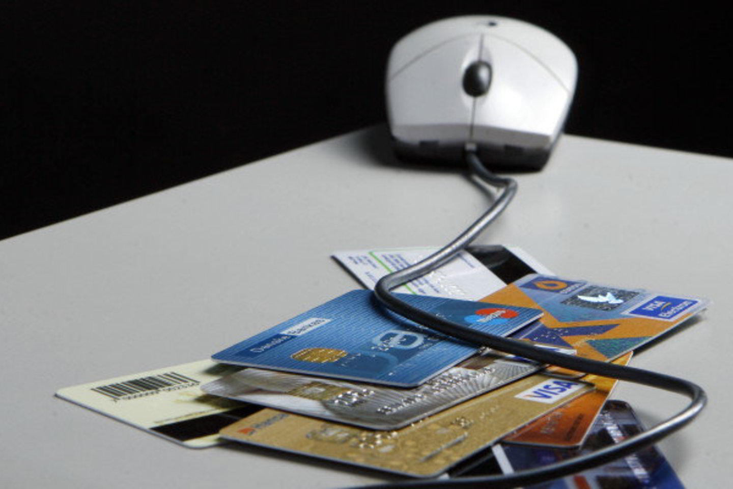 Programinės įrangos gamintojų ir platintojų atstovų duomenimis, vartotojai nesusimoka už kas antrą į kompiuterius diegiamą programą