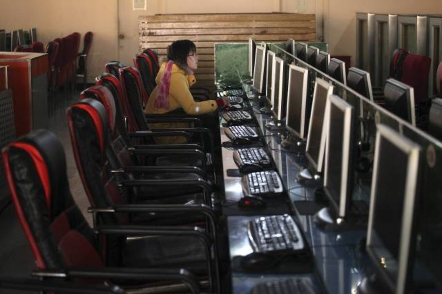 Internetas vaidina svarbų vaidmenį šiuolaikiniame gyvenime, tačiau jo naudą lydi ir tamsioji pusė.