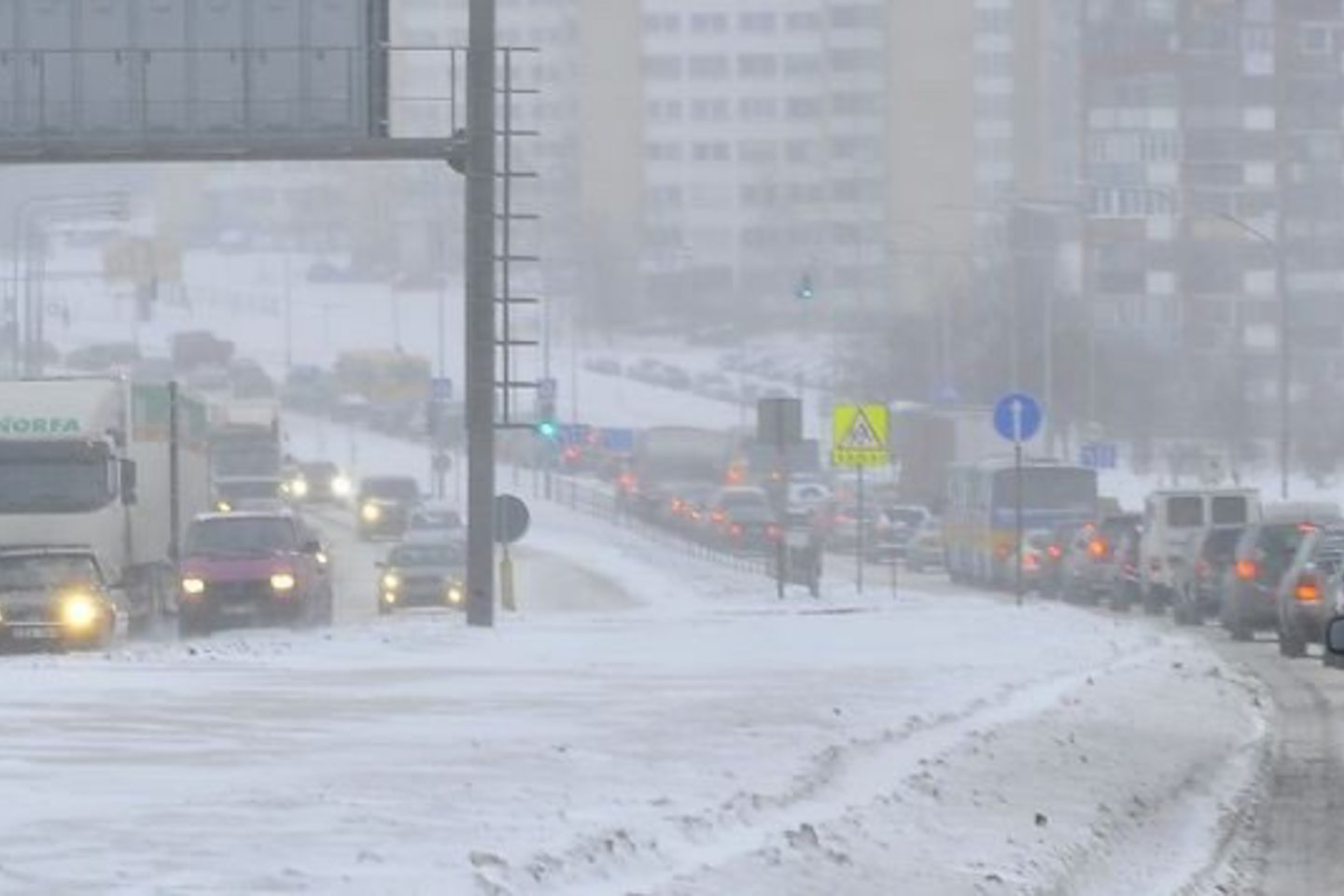 Dėl sniego eismo sąlygos visoje šalyje gerokai pasunkėjo.
