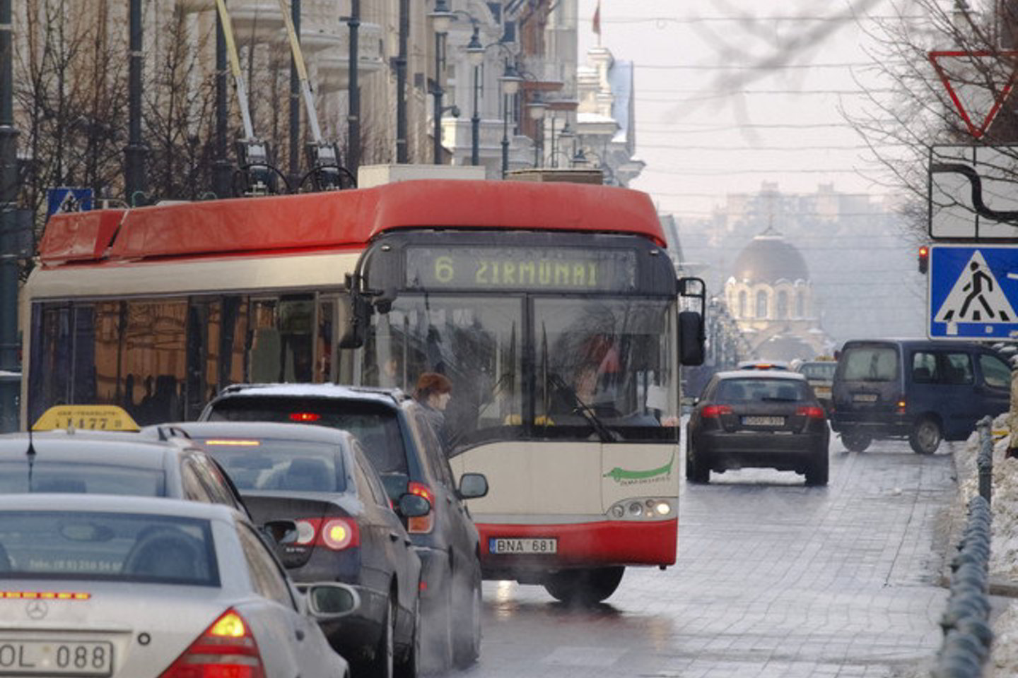 Druska sukelia asfalto ir kitų kelio statinių koroziją.