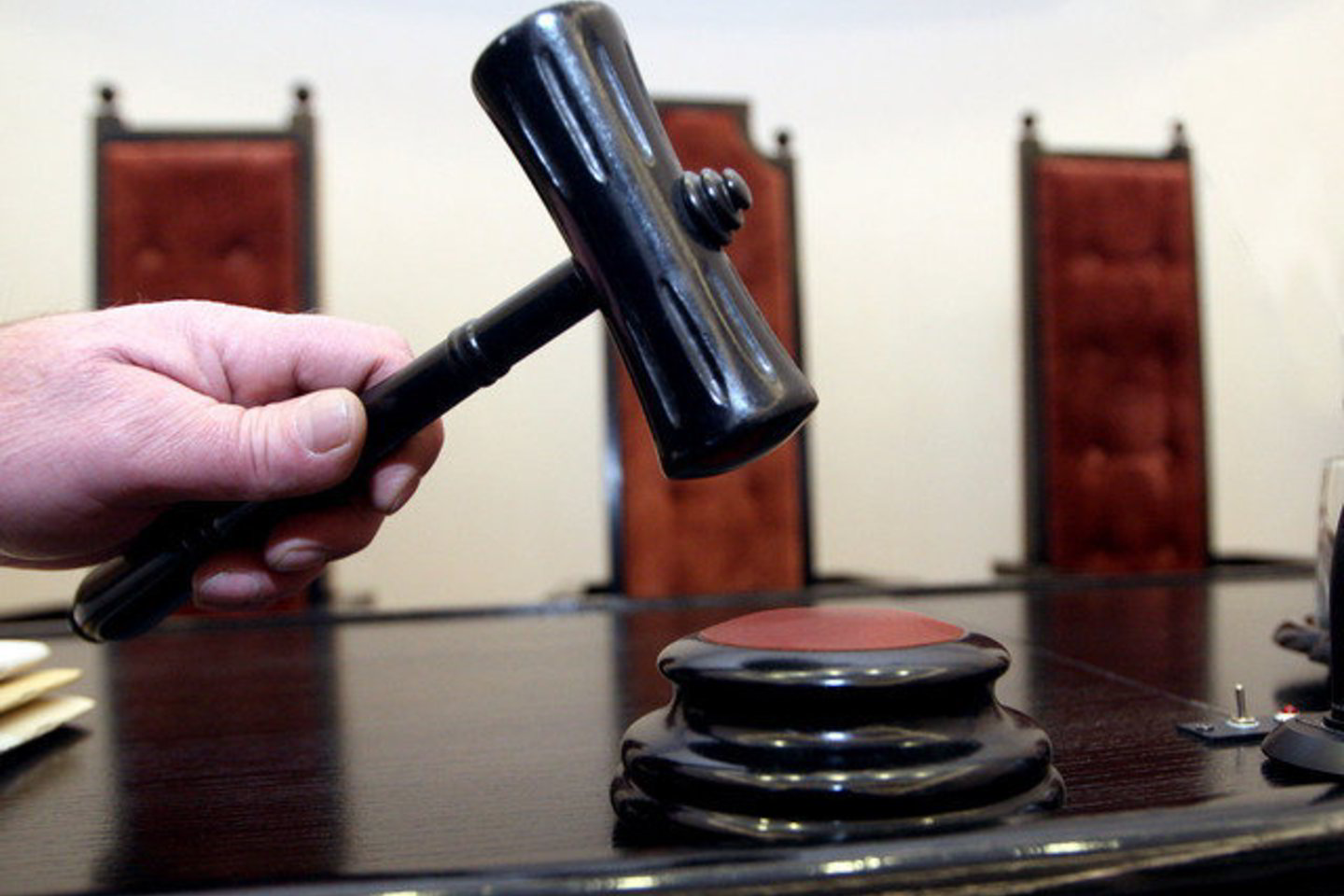 Balstogės teismo atstovas sakė, kad Krzysztofas Bartoszukas buvo pripažintas kaltu dėl išprievartavimo, seksualinių santykių su nepilnamete ir išnaudojimo.