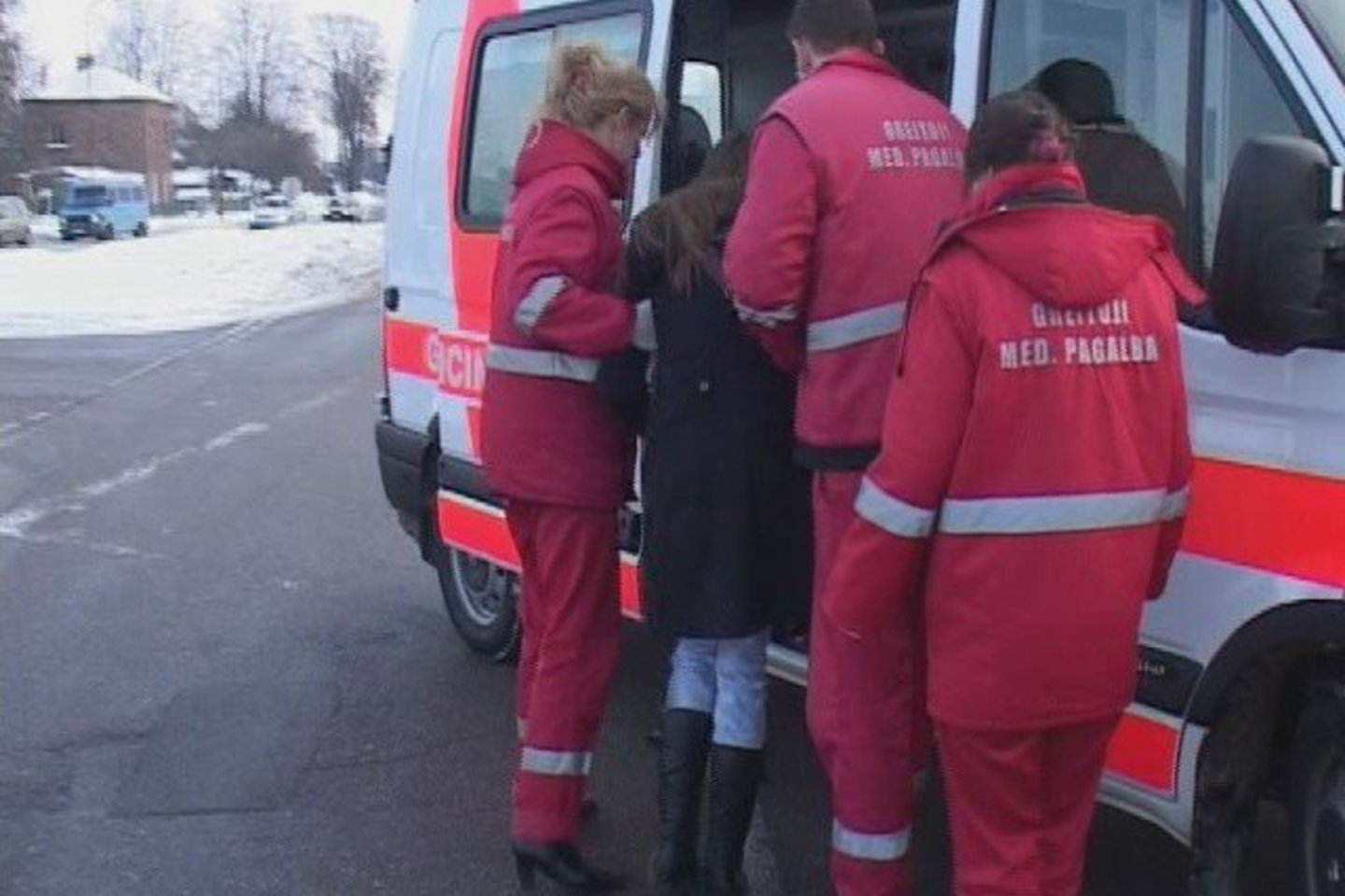 Mergina buvo nuvežta į ligoninę.