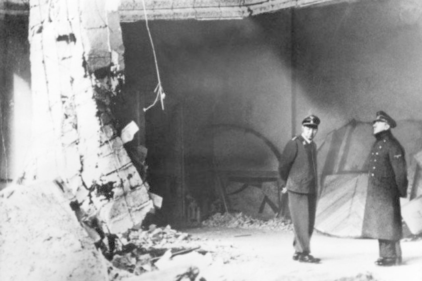 Hitleris apžiūrinėja sugriautą Reicho kanceliariją. Tai viena iš paskutinių nuotraukų prieš jo savižudybę 1945 metais balandžio 30.
