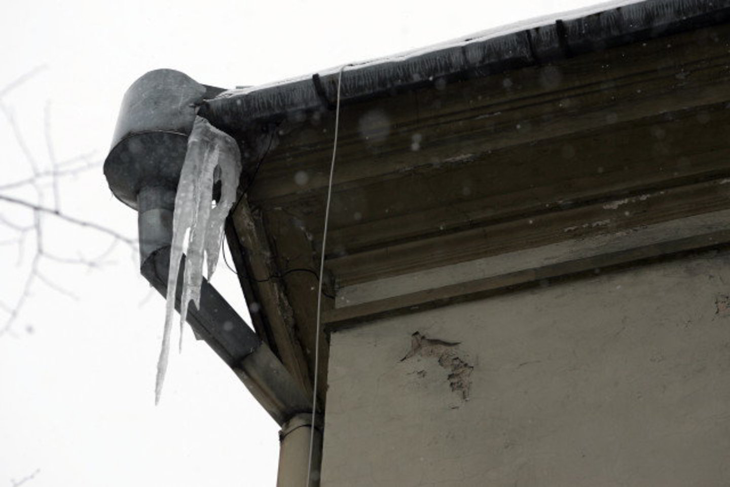 Viešosios tvarkos skyriaus darbuotojai visame mieste tikrins, ar nuo pastatų pašalinti žmonių gyvybei ir sveikatai pavojingi varvekliai.