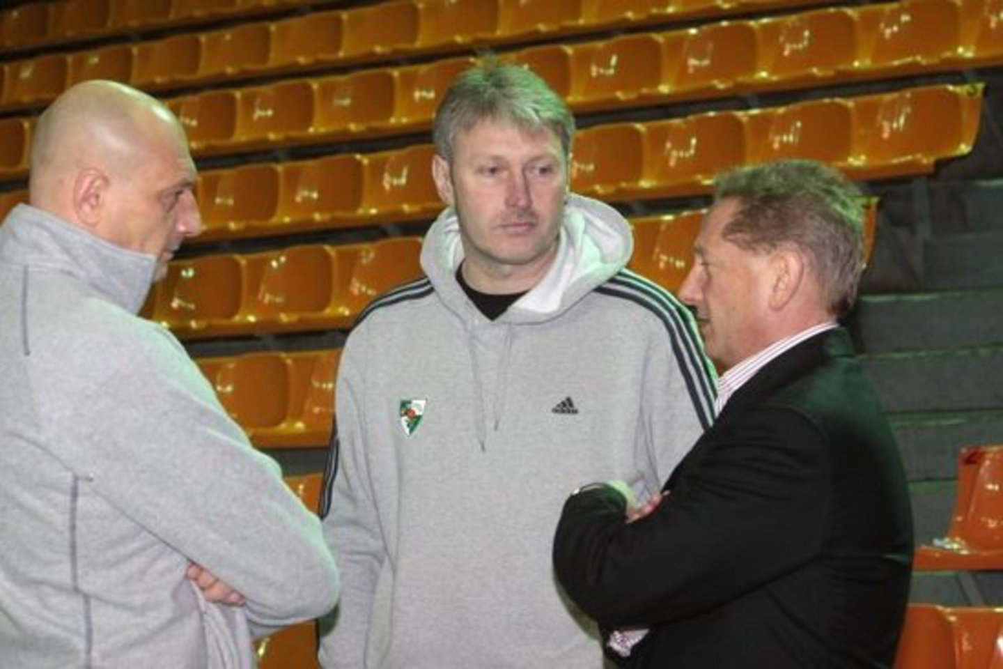 A.Brazys (centre) tikina, jog klubo savininkas V.Romanovas (dešinėje) kišosi į R.Butauto (kairėje) darbą.