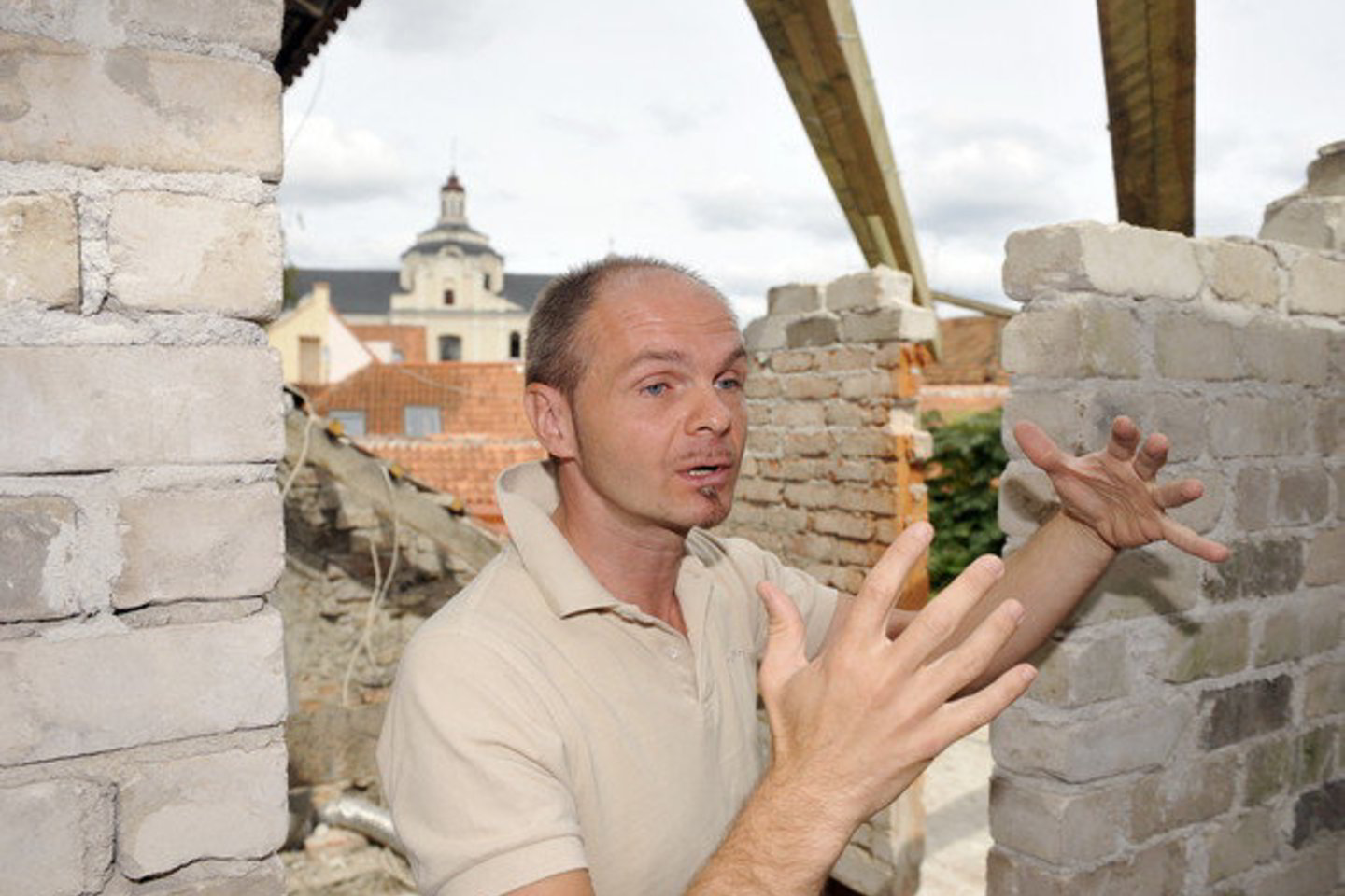 Atlikus reikalingas ekspertizes, šiuo metu Žydų g. 4A namo sienos yra sutvirtintos.