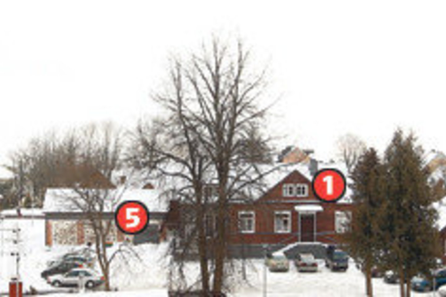 Trakų apylinkės teismas įsikūrė penkiuose nedideliuose nameliuose (1400 kv. metrų): 1 – posėdžių salės, 2 – teisėjų kabinetai, 3 – biblioteka, 4 – archyvas, 5 – ūkio pastatas. Čia dirba 32 darbuotojai.