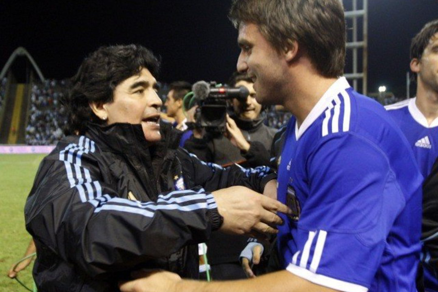 Argentinos futbolo rinktinės treneris D.Maradona (kairėje) sveikino savo žaidėjus.