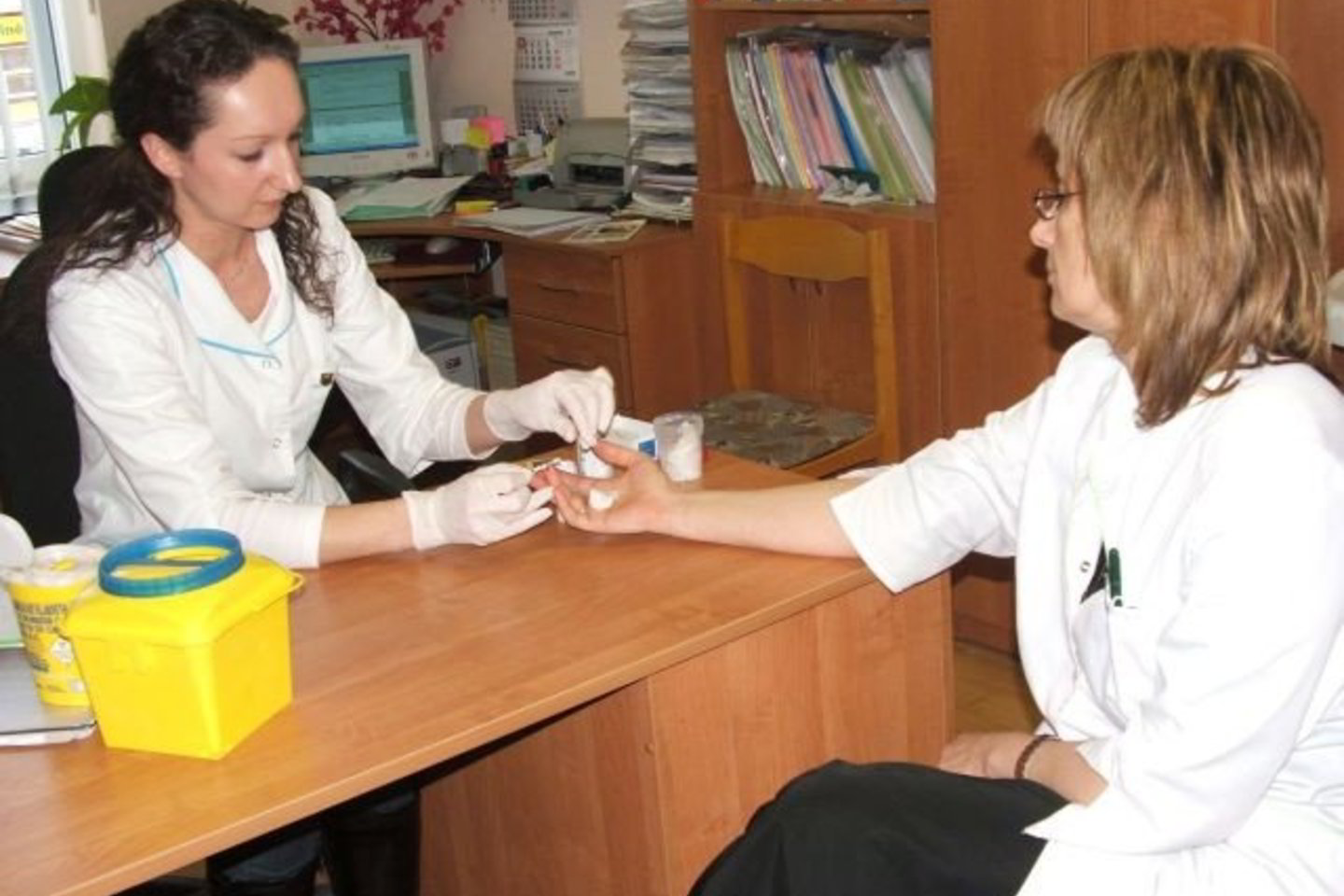 D.Šilkaitienė (kairėje) nemokamus cholesterolio, trigliceridų ir cukraus kiekio kraujyje tyrimus atliko ir savo kolegei Jūratei.
