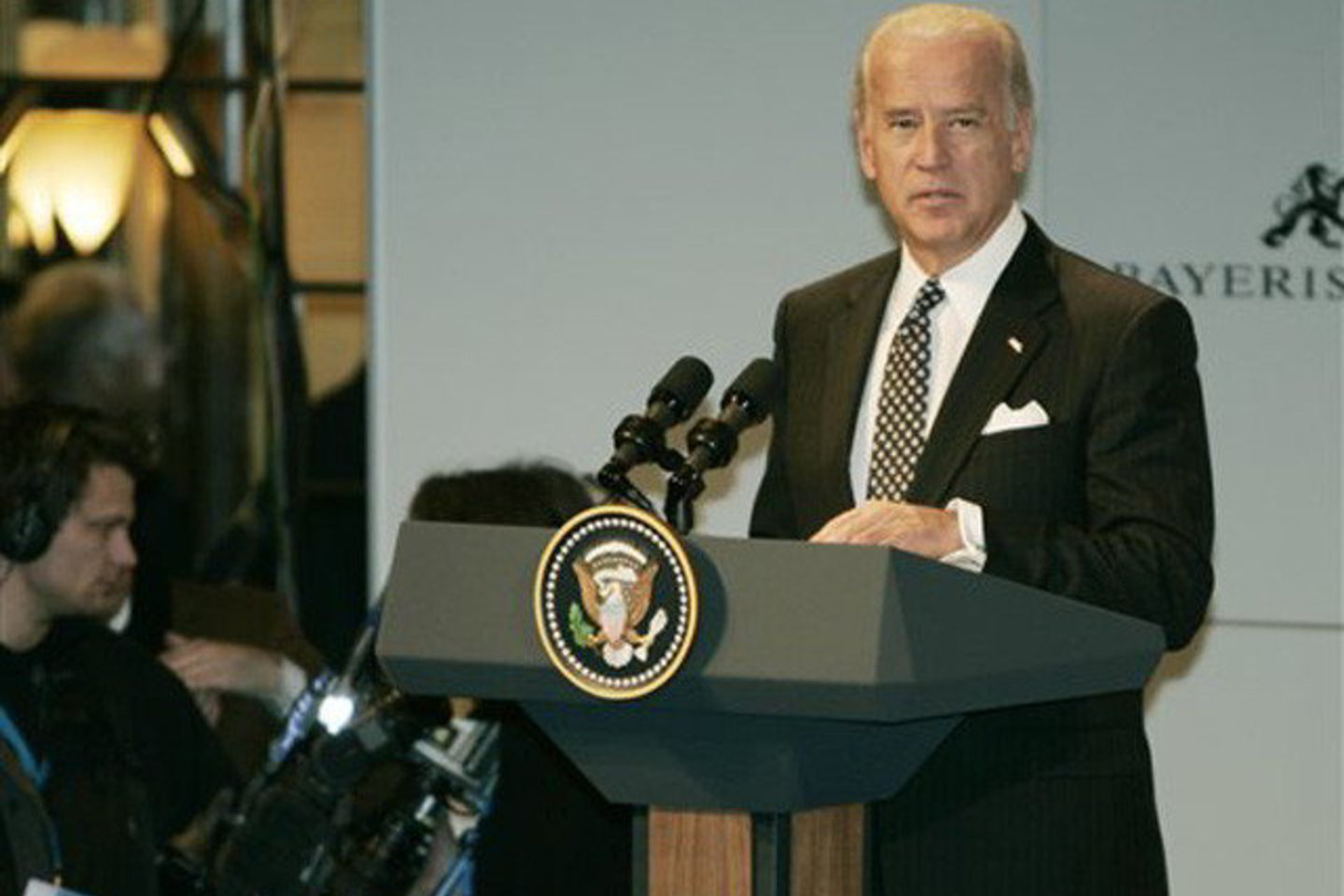 Pasak J.Bideno, Pakistanas nėra funkcionuojanti demokratija vakarietiška prasme.
