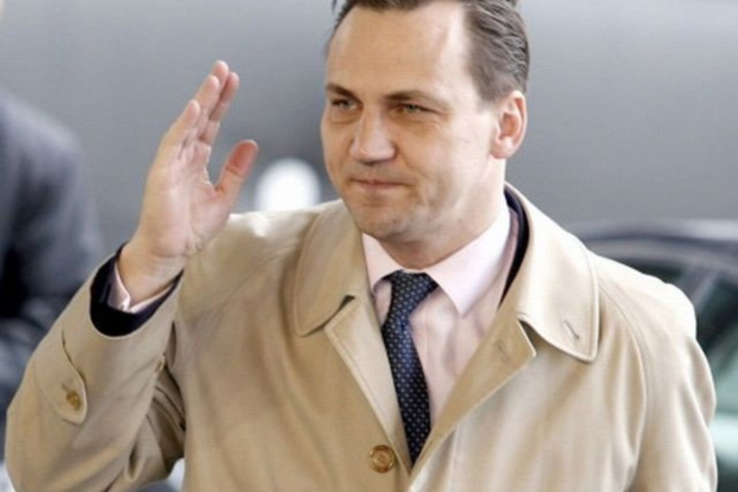 R.Sikorskis per telefoninį pokalbį atkreipė dėmesį į tai, jog Minsko veiksmai nėra suderinami su Lenkijos inicijuota suartėjimo su Baltarusija politika.