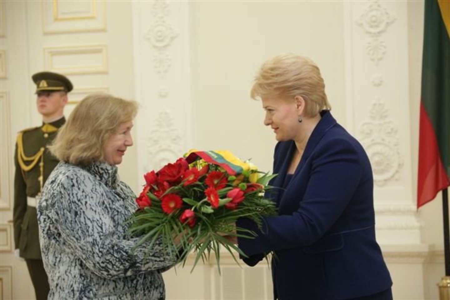 Prezidentė Dalia Grybauskaitė Vasario 16-osios Akto signatarų artimiesiems perdavė gėles, kurios bus padėtos ant Lietuvos Valstybės atkūrimo aktą pasirašiusių signatarų kapų.
