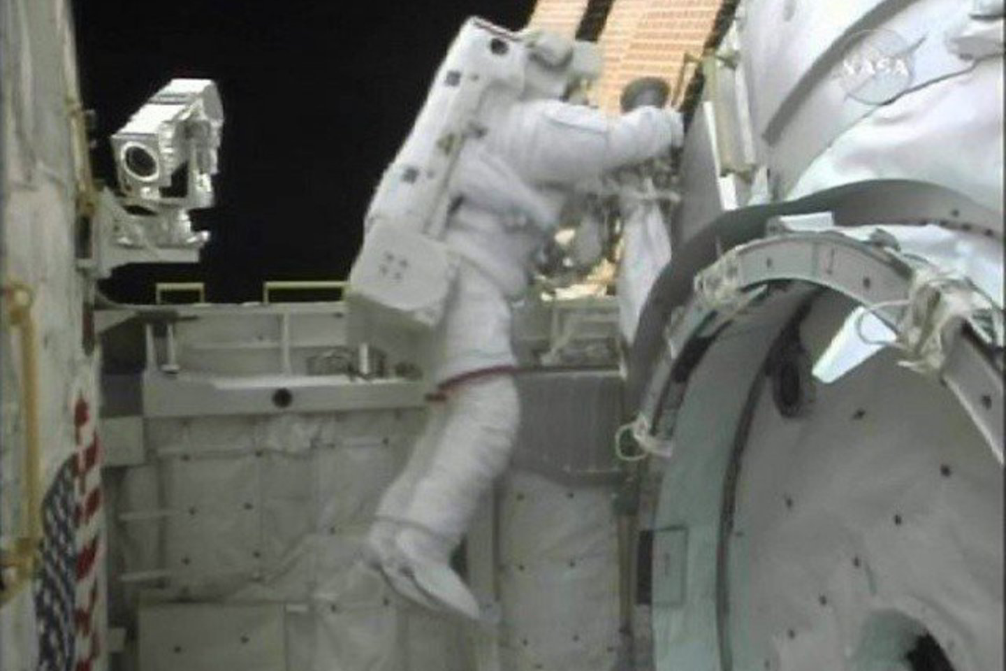 JAV erdvėlaivio „Endeavour“ astronautai pritvirtino paskutinį TKS jungiamąjį modulį.