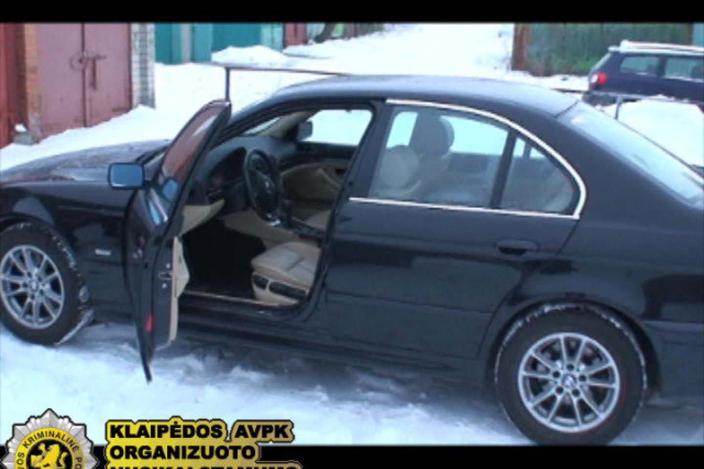 Automobilis rastas paslėptas garaže.