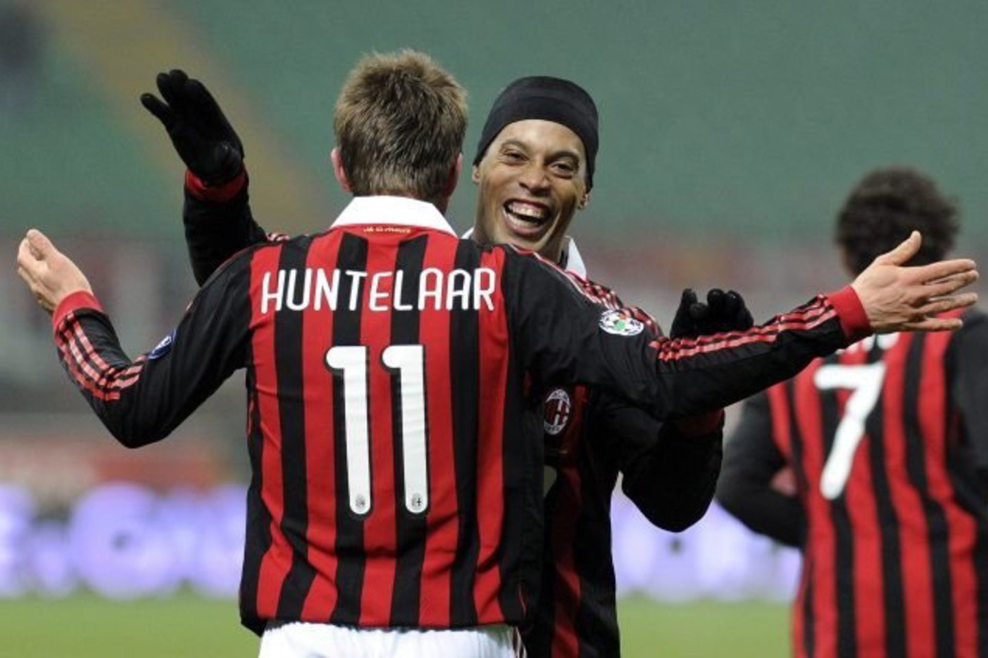 K.J.Huntelaaras pergale džiaugiasi kartu su Ronaldinho.