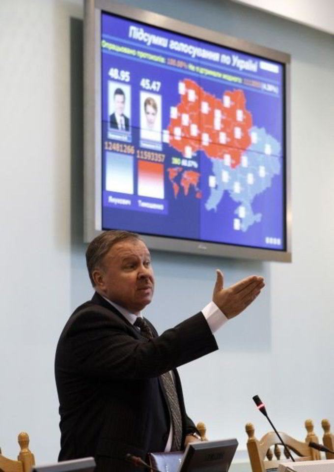 Pagal protokolą, kuris sekmadienį buvo perskaitytas Centrinėje rinkimų komisijoje, V.Janukovyčius prezidento rinkimus laimėjo nedidele 3,48 proc. balsų persvara.