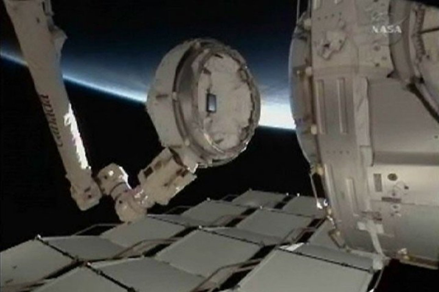 Operacijos metu astronautai buvo Tarptautinėje kosmoso stotyje, nes ji buvo atlikta valdomu nuotoliniu specialiu manipuliatoriumi.