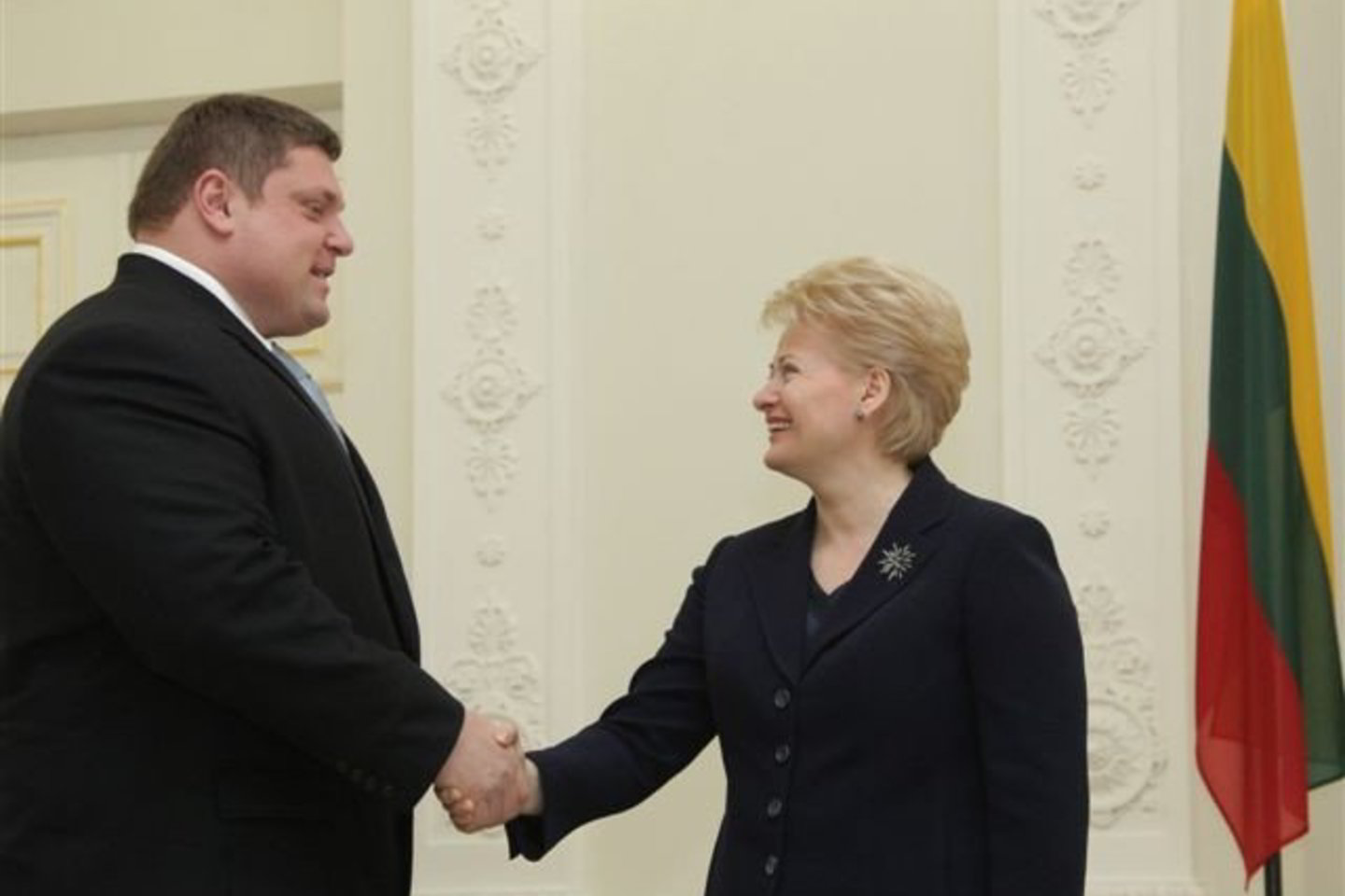 D.Grybauskaitė spaudė ranką galiūnui Ž.Savickui.